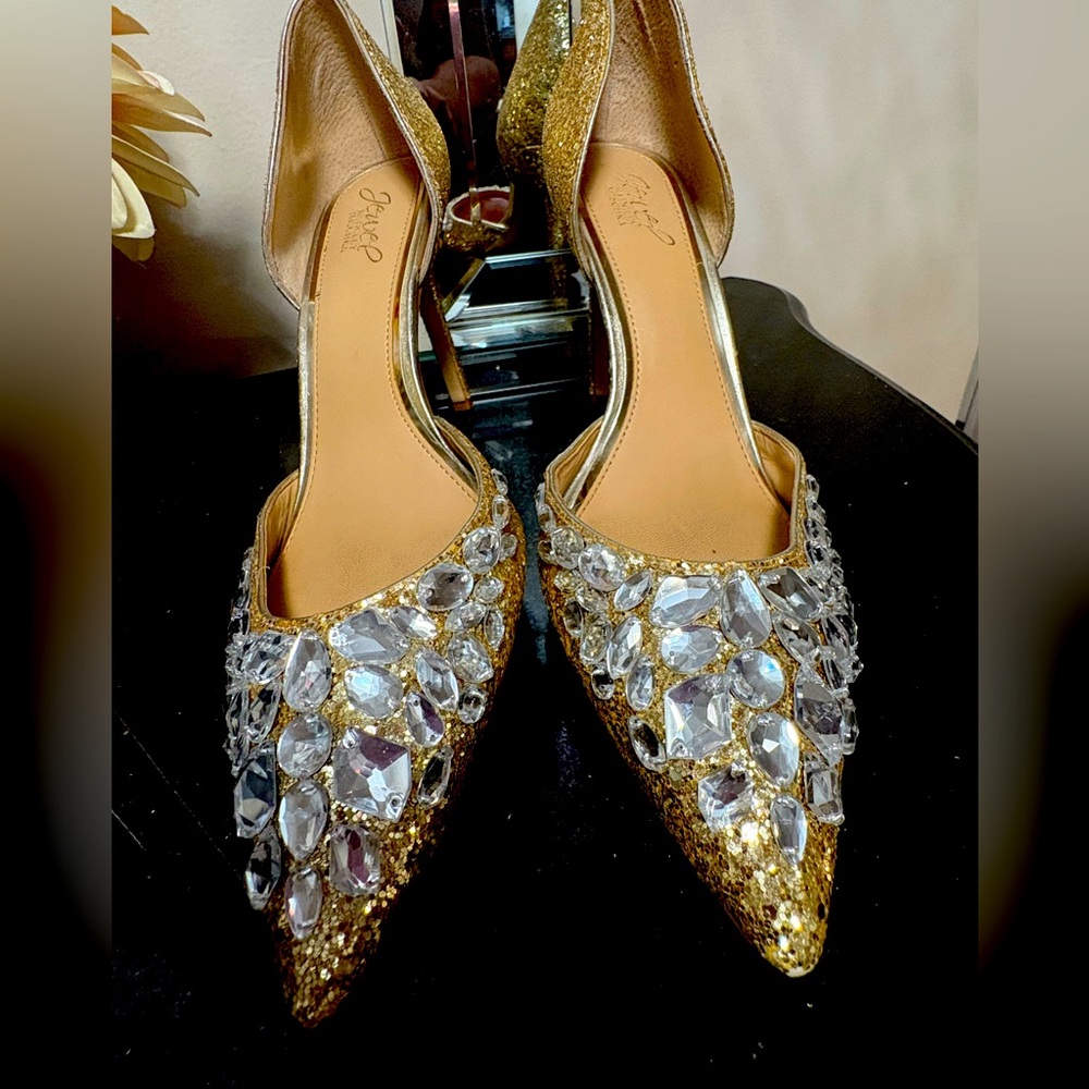 Beautiful Gold Jewel Badgley Mischka Pumps Size 10